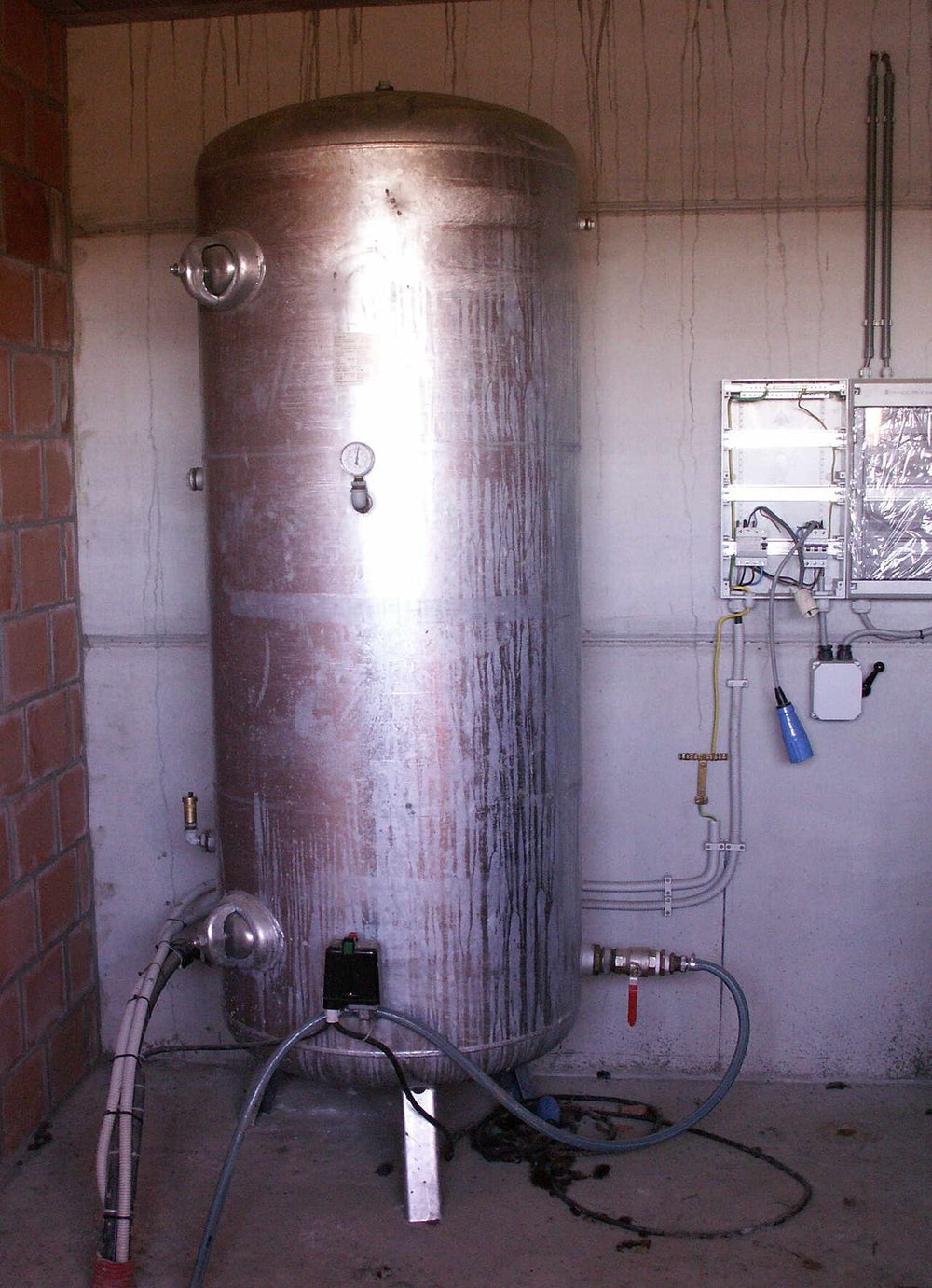 Large well water pressure tank with a pump and pressure controls